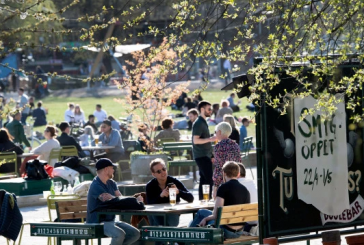 Bota e mbyllur por shikoni Suedinë, parqet dhe restorantet plot me njerëz