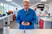 Boris Johnson flet nga karantina: Kam akoma temperaturë, kështu që…