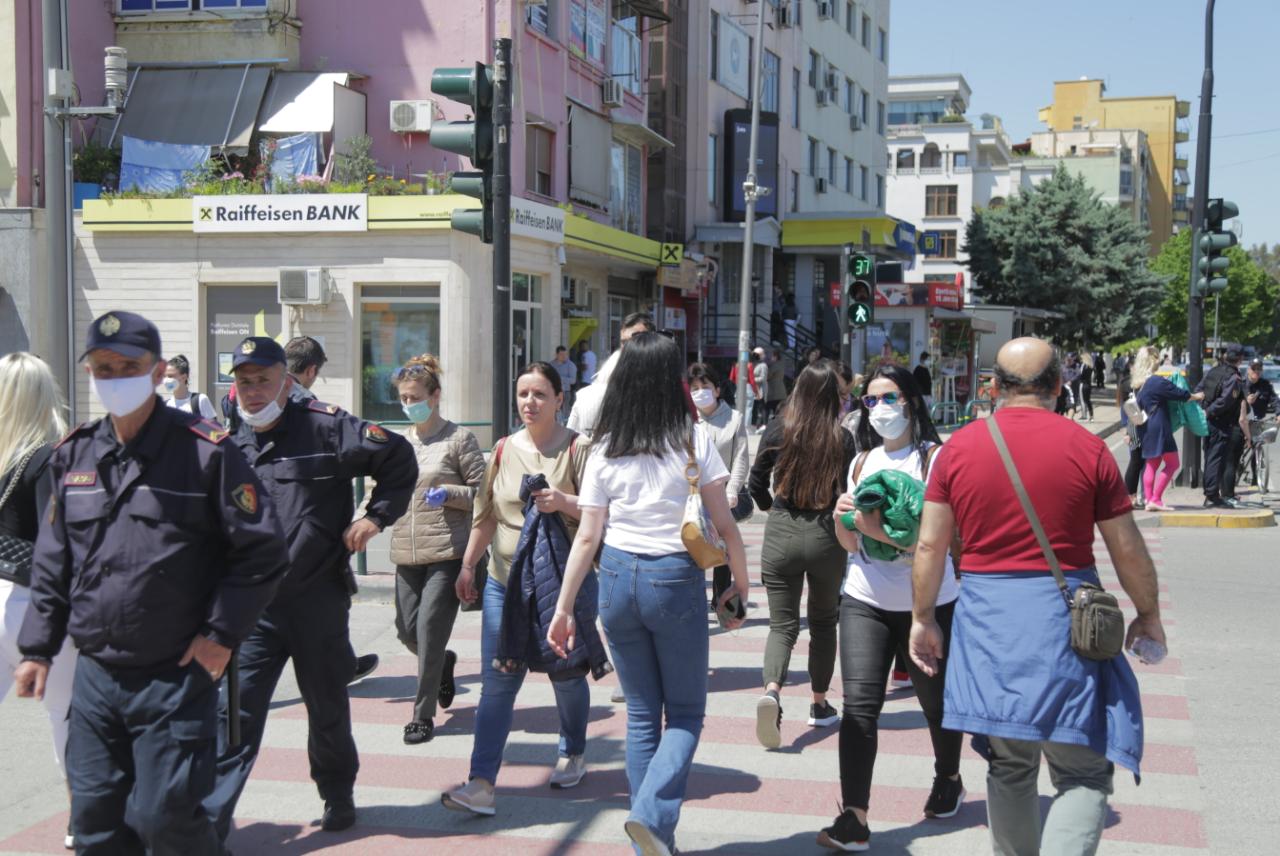 Tirana jashtë karantine, kryeqyteti si ditë normale, rrugët dhe sheshet plot me njerëz