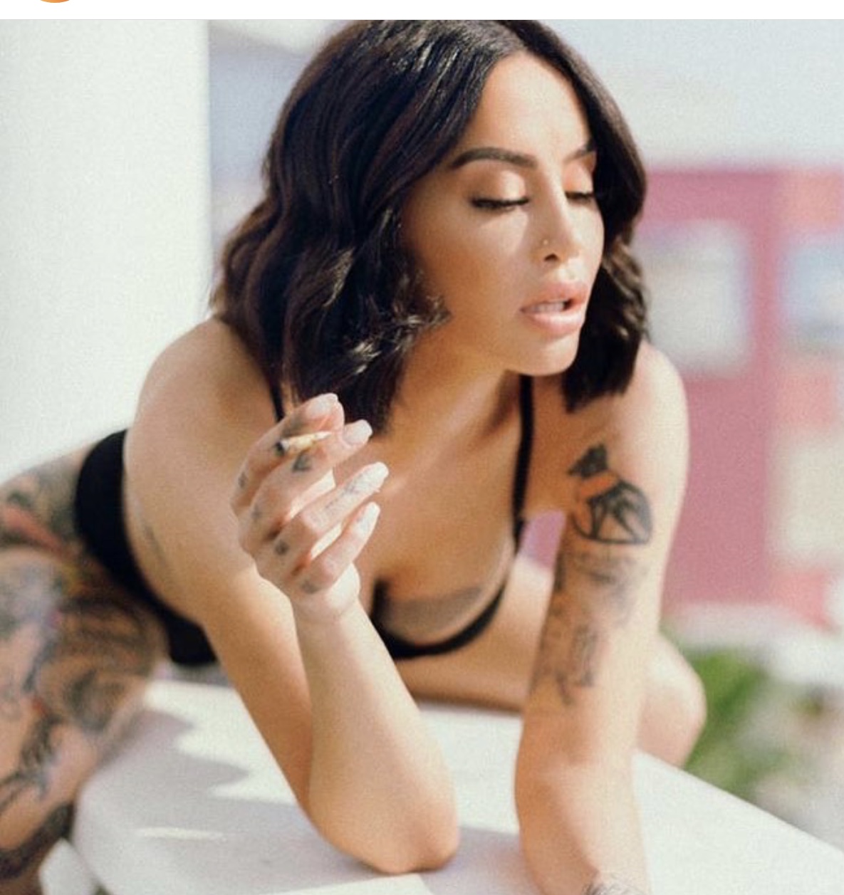 Dafina Zeqiri këndon tallava, teksa gatuan në shtëpinë e saj