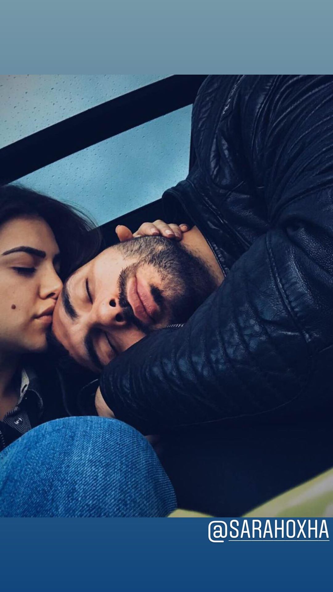 Ledri Vula poston foto në gjumë pranë të dashures së tij