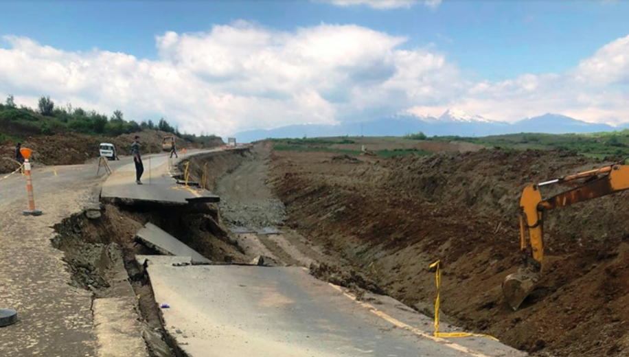 Rruga Gjakovë-Klinë shembet keq, shikoni pamjet e frikshme