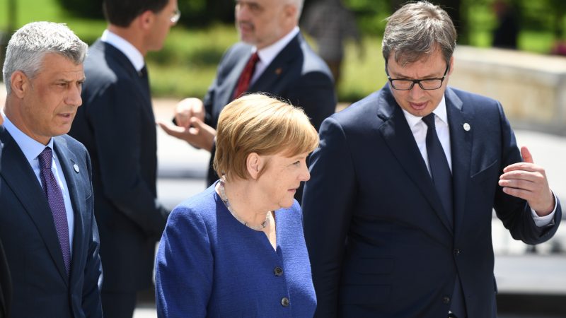 Merkel porositë Thaçin dhe Vuçiqin të përgatiten sivjet për një marrëveshje të rëndë Kosovë-Serbi