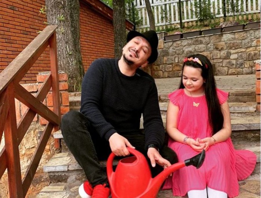 Hekuran Krasniqi së bashku bijën Tiarën, publikojnë këngën “Pranvera” (Video)