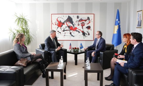 Ambasadori amerikan viziton Avdullah Hotin