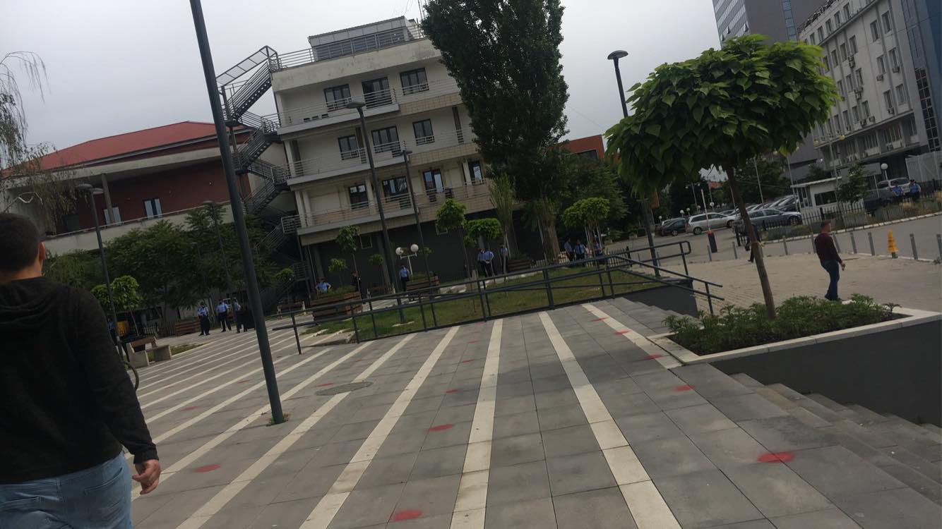 Policia “blindon” objektet kryesore të shtetit para tubimit të VV-së /FOTO