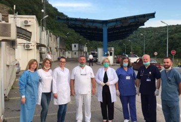 Punonjësit shëndetësorë tek Dheu i Bardhë, në pritje të bashkëatdhetarëve
