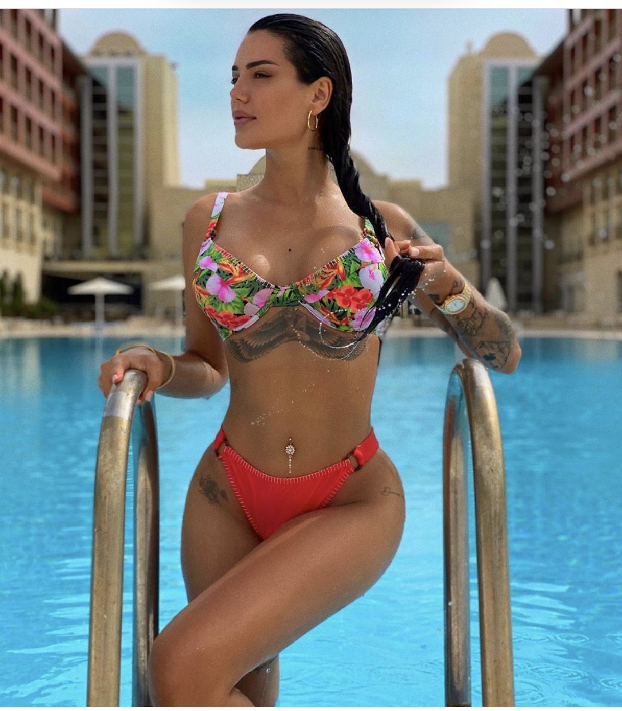 Nga bazeni plotë jetë, Morena paraqitet shumë “HOT”