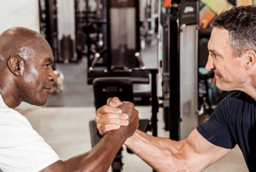 Holyfield dhe Klitschko bëhen bashkë në palestër në prag të rikthimit të 57-vjeçarit në ring