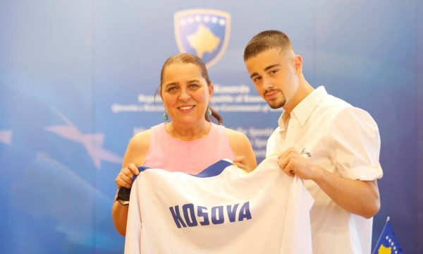 Ministrja Dumoshi e takon Zhegrovën: Talenti i tij i madh është vërejtur gjithmonë