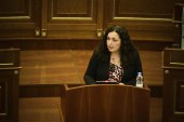 Vjosa Osmani godet Hotin për ligjin anti-covid: Turp!
