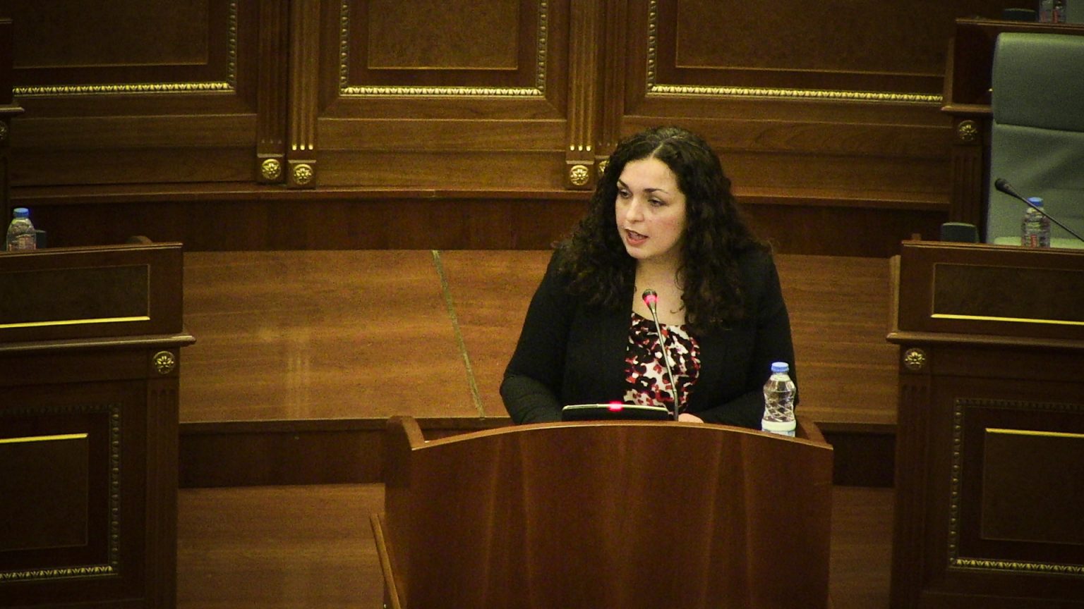 Vjosa Osmani godet Hotin për ligjin anti-covid: Turp!