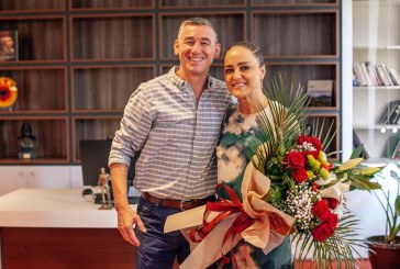 Veseli bëhet romantik për ditëlindje të bashkëshortes