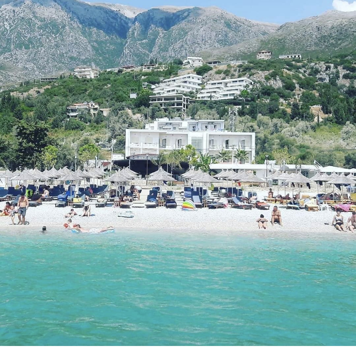 Perlë në zemër të Dhermiut, “Royal Blue” është destinacioni fantastik për çdo pushues