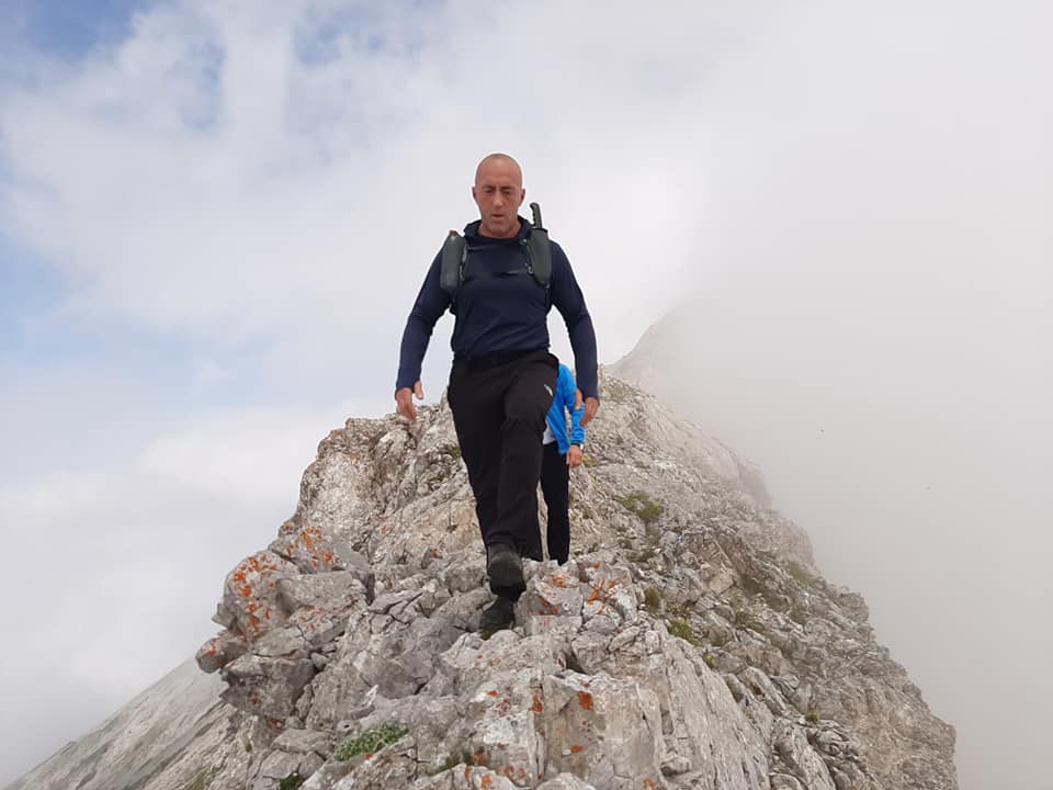 Ramush Haradinaj me thikë si të Rambos në kraharor