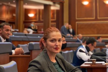 Deputetja e PDK-së, Eliza Hoxha me Covid-19 shëtit rrugëve të Prishtinës
