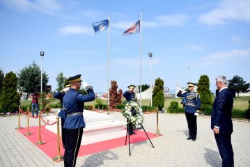 Para nisjes për në Hagë, Thaçi bën homazhe te varri i ish-presidentit Rugova