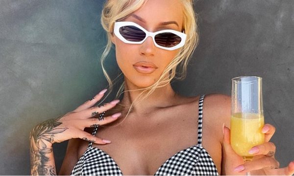 Iggy Azalea seksi edhe pas lindjes, tregon gjoksin seksi në dalje publike