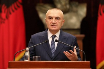 ​Parlamenti i Shqipërisë voton, Meta nuk shkarkohet