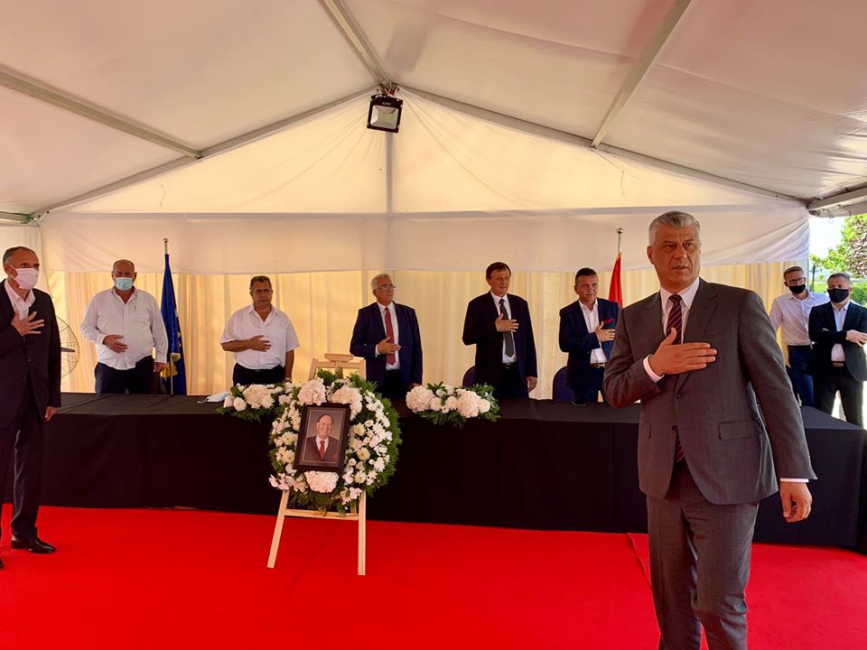 Thaçi shkon për ngushëllime në familjen e Latif Kryeziut, biznesmenit që vdiq nga koronavirusi