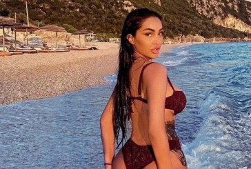 Armela provokon duke vendosur duart në vithe