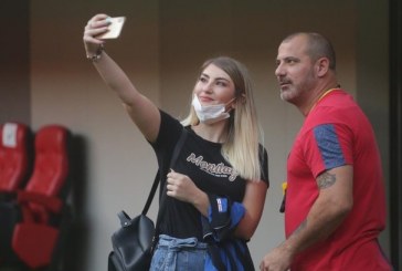 Trajneri i ekipit serb pritet ngrohtë në Tiranë, qytetarët i zënë rrugën për foto