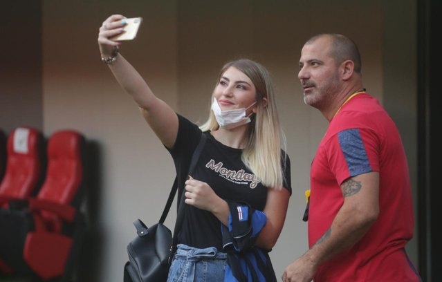 Trajneri i ekipit serb pritet ngrohtë në Tiranë, qytetarët i zënë rrugën për foto
