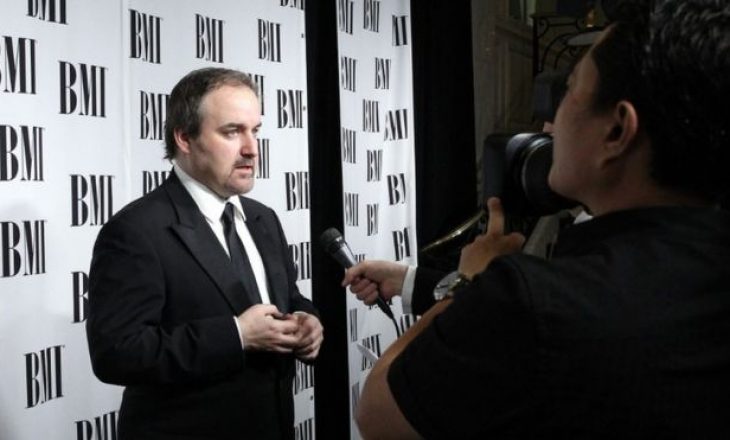 Kompozitori i filmit James Bond, David Arnold thotë se industria e muzikës është ‘buzë humnerës’