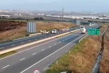 Aksidentohet një kamionetë në autostradën, Prishtinë-Ferizaj