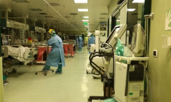 Infermieri shqiptar i vjedh kartën e bankomatit të sëmurit që vdiq nga koronavirusi, ia boshatis llogarinë