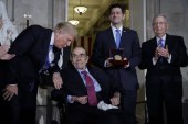 Zbulohet busti i senatorit amerikan Bob Dole në Prishtinë