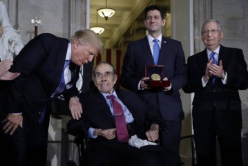 Zbulohet busti i senatorit amerikan Bob Dole në Prishtinë