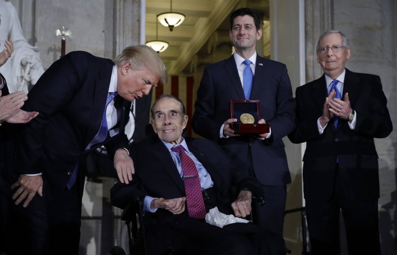 Zbulohet busti i senatorit amerikan Bob Dole në Prishtinë