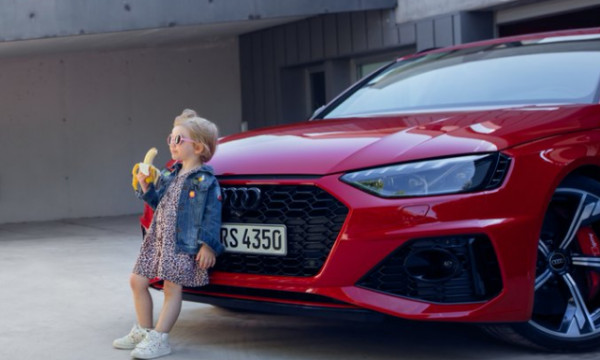 Pas kritikave, Audi largon reklamën ku një vajzë e vogël ha banane para modelit RS4