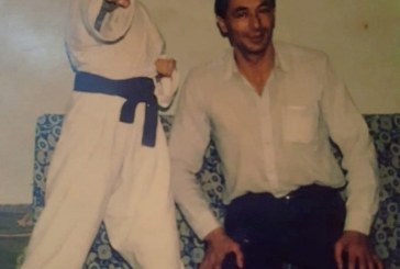 Me një fotografi historike, këngëtari Hekuran Krasniqi uron babain me rastin e ditëlindjes