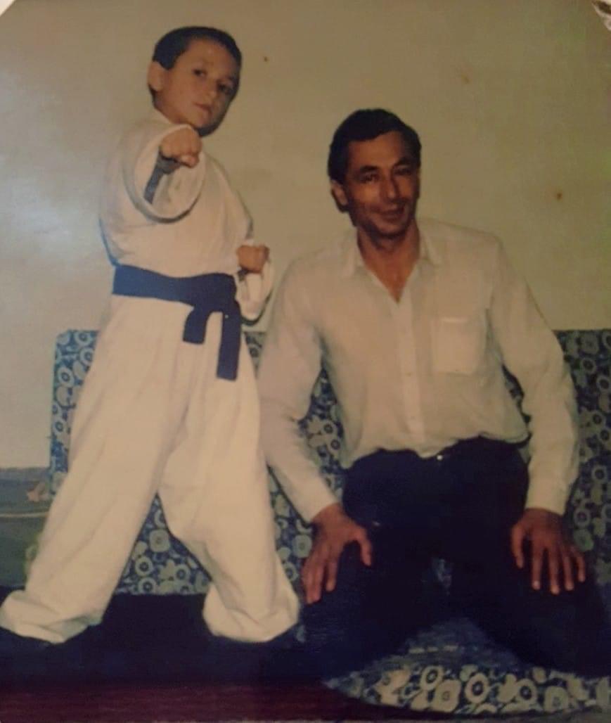 Me një fotografi historike, këngëtari Hekuran Krasniqi uron babain me rastin e ditëlindjes