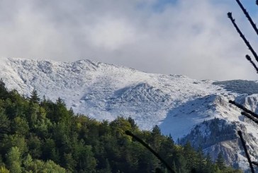 Bie borë në Kosovë, zbardhen kodrat e Rugovës