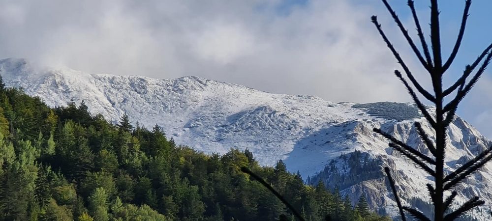 Bie borë në Kosovë, zbardhen kodrat e Rugovës