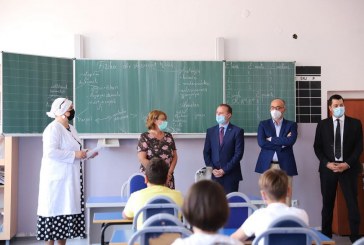Zemaj i shqetësuar me grumbullimin e nxënësve në oborr të shkollave