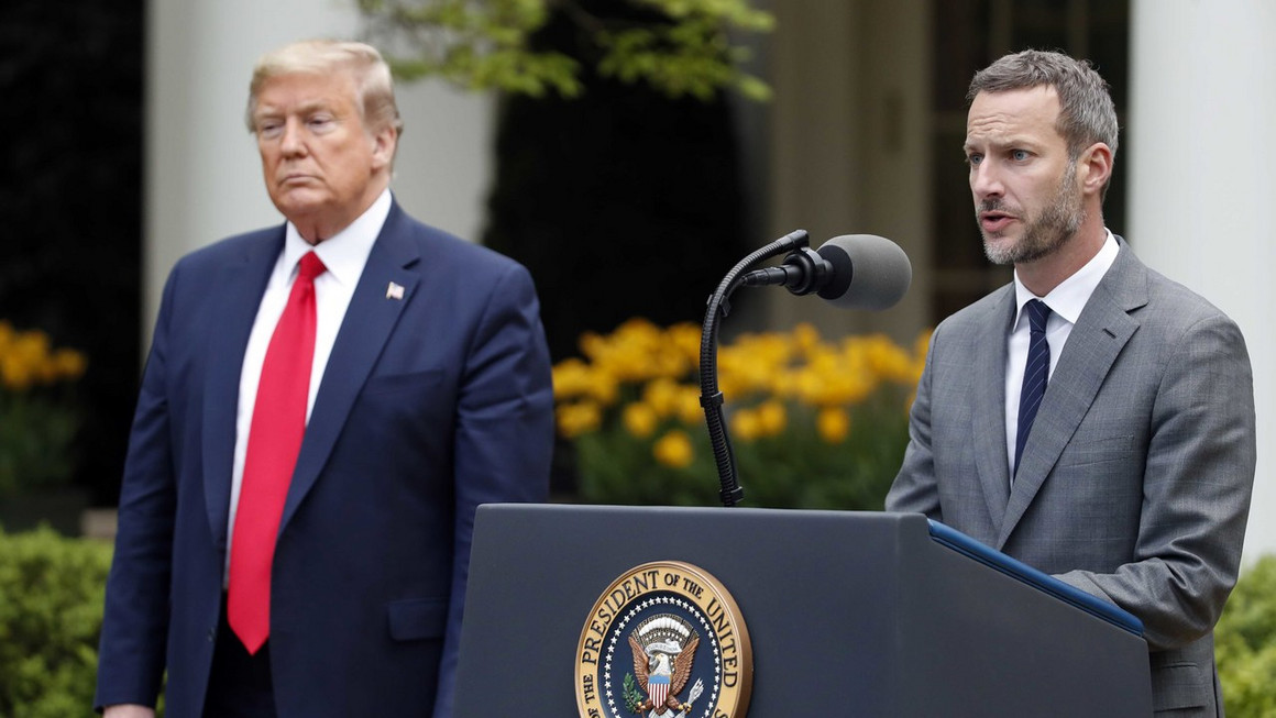 Kush është Adam Boehler kryeshefi i financave në SHBA i cili do ta udhëheqë delegacionin amerikan nesër në Kosovë