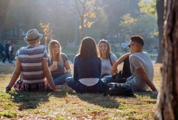 Studimi i Harvardit: Covid po prek gjithnjë e më shumë moshat 18-34 vjeç