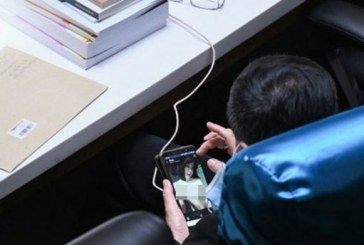 Deputeti kapet duke parë video pornografike në Kuvend