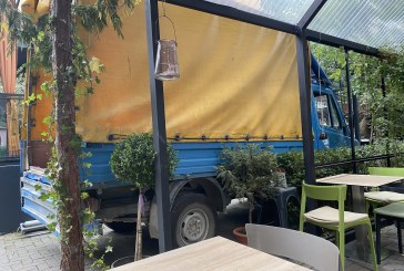 Kamioni bllokon trotuarin më shumë se 30 minuta te kafet e vogla dhe dëmtohen bizneset