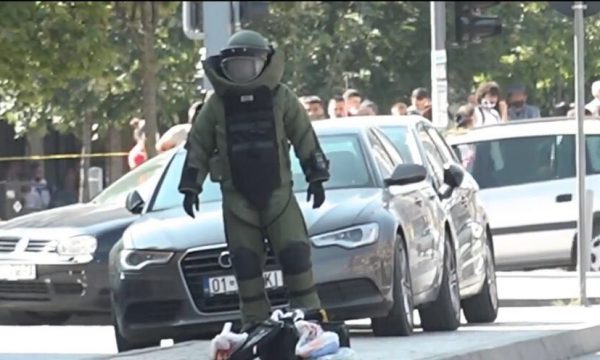 Policia hap valixhen te bulevardi “Bill Clinton”, në të kishte vetëm rroba