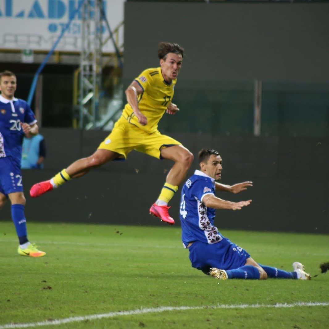 Challandes fton dy futbollistë të tjerë te Kosova