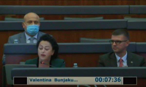 Deputetja e LDK’së arsyeton fillimin me vonesë të vitit të ri shkollor: Njëjtë ka ndodhur edhe në Itali e Spanjë