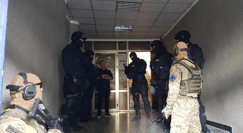 Veteranët e UÇK’së thonë se bastisja në zyrat tona po bëhet nga policë rusë