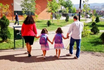 Vjosa Osmani përcjell binjaket e saj për në shkollë – “filluam rrugëtimin e dijes”