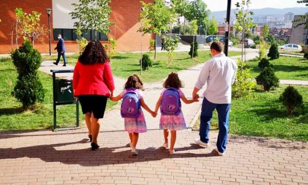 Vjosa Osmani përcjell binjaket e saj për në shkollë – “filluam rrugëtimin e dijes”