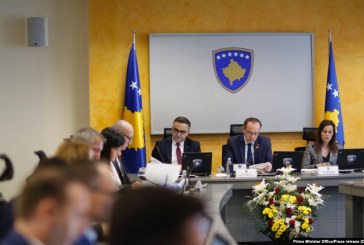 Hoti mbledh në mëngjes qeverinë, para takimit me Grenellin